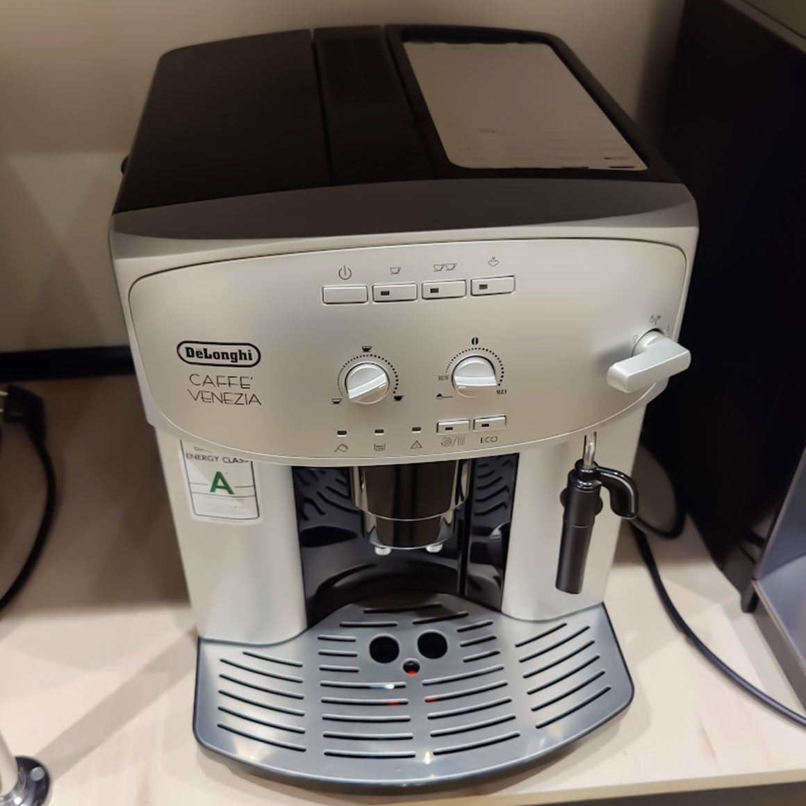 Кофемашина DeLonghi Caffe Venezia ESAM 2200 S БУ