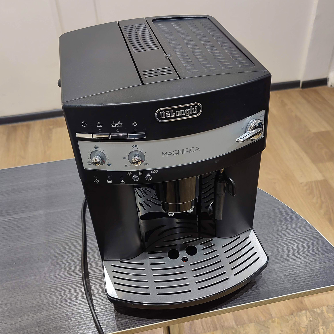 Кофемашина Delonghi Magnifica ESAM 3000 B БУ — изображение 2
