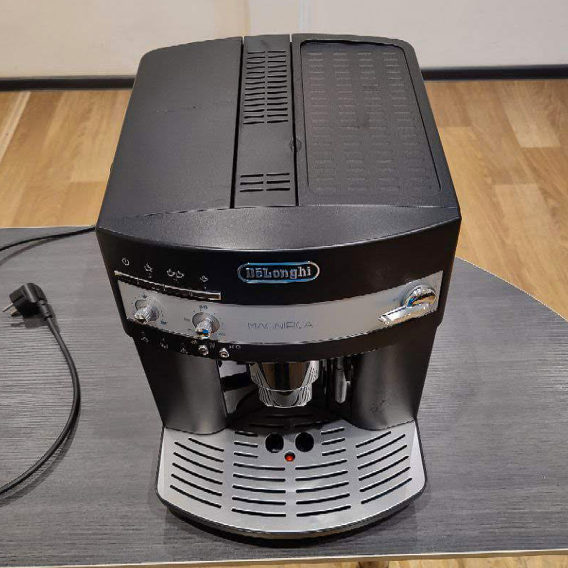 Кофемашина Delonghi Magnifica ESAM 3000 B БУ — изображение 5