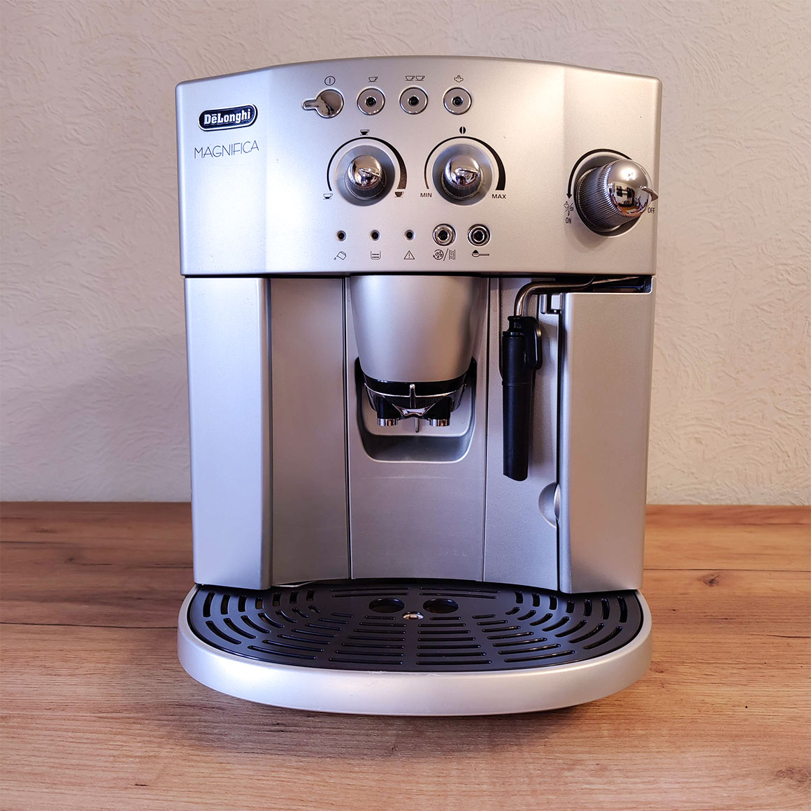 Кофемашина Delonghi Magnifica ESAM 4200 S БУ